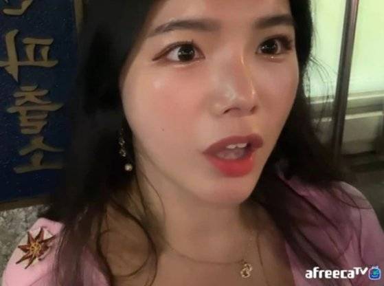 아프리카TV BJ 꽉꽉(본명 곽혜인)이 '이태원 압사 참사'가 벌어진 지난달 29일 오후 9시16분쯤 서울 용산구 이태원동 한 파출소를 찾은 모습. 사진 온라인커뮤니티 캡처