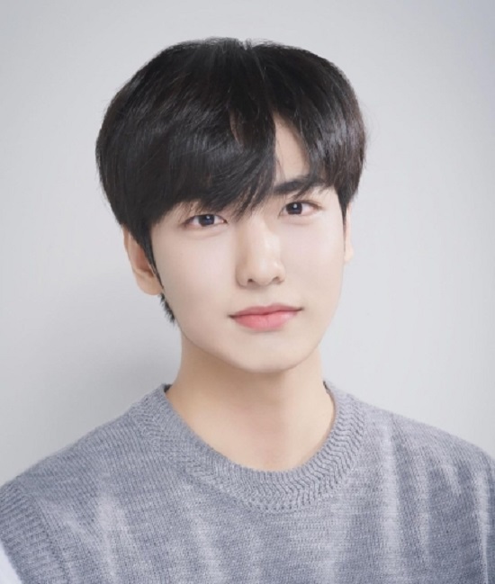 Actor Im Soo-hyang Memorialized the late Easy Han.On the 1st, Im Soo-hyang posted I have to go to a good place and be happier.Earlier, the late Easy Han died in an accident in the Itaewon area of Yongsan-gu, Seoul on the 29th of last month, and it was confirmed that he was scheduled to appear in a new work.Im Soo-hyang said, Yesterday I was shooting with you and Haru all day, but when I heard the news, I gathered in your Mortuary and we all sat for a long time without saying anything.I knew so well how hard you worked and wanted to do well, so I took you, who was just starting, so I was so sad, sad and sad. I feel like Ive been crying for a long time because I feel sorry that I have to give you a word of cheer and a better word.I feel so sick to leave my colleagues first, but sister will think of you all and I will work harder for you. Finally, Im Soo-hyang expressed his condolences, saying, I wish you all the best for this Itaewon True.Easy Han, who was born in 1998, made his appearance on Mnets Produce 101 Season 2 in 2017. Since then, he has made his debut as an actor in the 2019 web drama Haru Nam Hyun Han.According to the report, Easy Han is more sad because he was in the process of filming the MBC new drama Season of the Poodle.Jihan, you should go to a good place and be happier.Yesterday I was shooting with you all day Haru, but when I heard the news, I gathered in your Mortuary and we all sat for a long time without saying anything.I knew so well how hard you worked and wanted to do well, so I took you, who was just starting, so I was so sad, sad and sad.And your parents told me that you liked and boasted that you went home and praised the sister for doing well. I think I cried for a long time because I was sorry to give you a better word and a word of support.Im so sorry to have to leave my colleague first, but Sister will work harder for you as all of our team thinks of you.I want you to be proud of it and to be at peace now.I would like to express my sincere condolences to all those who have become stars with this Itaewon TrueIts easy, DB.