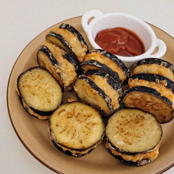 식빵 대신 가지로 만든 멘보샤. 사진 신혜원