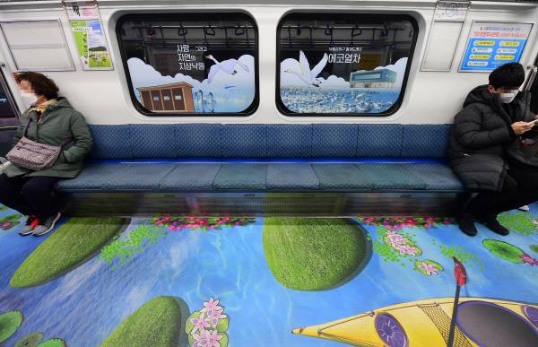 부산도시철도 1호선에 클라우드 플랫폼을 이용한 실시간 검수 시스템이 국내에서 처음으로 도입된다. 사진은 부산교통공사가 낙동강하구에코센터와 협업해 1호선 열차 객실이 ‘낙동강하구 철새도래지 에코열차’로 랩핑한 모습. 국제신문 DB