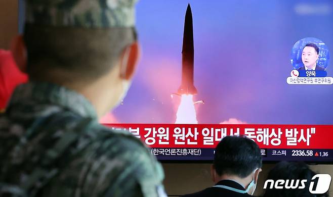 (서울=뉴스1) 이동해 기자 = 2일 오전 서울역 대합실에서 시민들이 북한의 동해상 탄도미사일 발사 관련 뉴스를 시청하고 있다. 합참은 이날 오전 8시55분 국방부 출입기자들을 통해 북한이 동해상으로 미상의 탄도미사일을 발사했다고 밝혔다. 이에 8시 55분을 기해 울릉군에 공습경보가 내려졌다. 공습경보 메시지에는 지하로 대피하라는 내용이 담겼다. 북한의 미사일 발사로 인한 공습경보는 6년 9개월 만이다. 2022.11.2/뉴스1 Copyright (C) 뉴스1. All rights reserved. 무단 전재 및 재배포 금지.