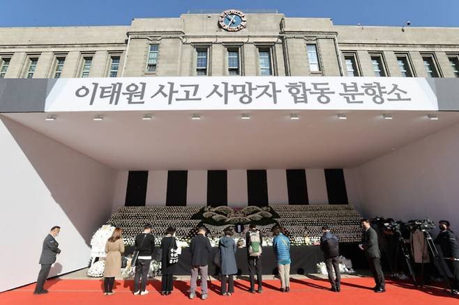 시민들이 2일 오전 서울광장에 마련된 ‘이태원 사고 사망자 합동 분향소’를 찾아 조문하고 있다. 뉴스1