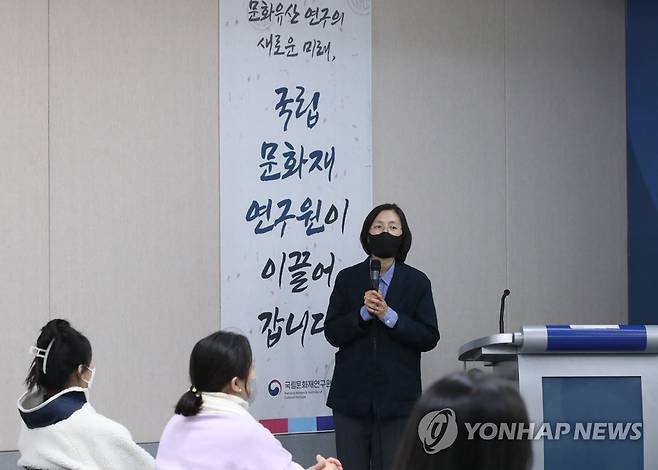 문화재보존과학센터, 문화재 보존처리 공개 행사 열어 (대전=연합뉴스) 강수환 기자 = 3일 오후 대전 국립문화재연구원 문화재보존과학센터에서 열린 '생생(生生) 보존처리 데이' 행사 공개에 앞서 정소영 문화재보존과학센터장이 행사에 대해 소개하고 있다. 올해로 8년째로 열리는 이번 행사는 문화재 보존처리 현장 공개와 체험을 통해 문화재의 소중함과 과학적 보존의 중요성을 국민에게 알리기 위해 마련됐다. 2022.11.3 swan@yna.co.kr
