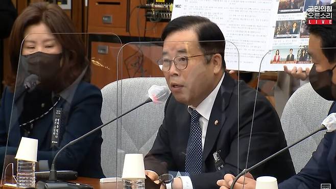 ▲박성중 국민의힘 의원(국회 과학기술정보방송통신위원회 간사)이 4일 오전 국회 본관에서 열린 원내대책회의에서 사고 당일까지 이태원 분위기를 띄운 MBC 등의 보도 문제점을 지적하고 있다. 사진=국민의힘 영상 갈무리