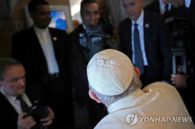 프란치스코 교황 (로이터=연합뉴스) 프란치스코 교황이 3일(현지시간) 바레인으로 향하는 기내에서 착석한 채 대화를 나누고 있다. 2022.11.04 photo@yna.co.kr
