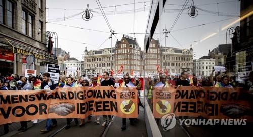 난민 정책 변경 요구하는 네덜란드 시위대 10월 30일 네덜란드 암스테르담에서 시민들이 난민 정책 변경을 요구하며 시위를 벌이고 있다. [EPA 연합뉴스 자료사진. 재판매 및 DB 금지]