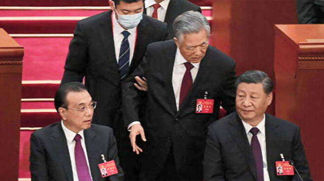 후진타오 전 중국 국가주석이 시진핑 측근들에 의해 퇴장 당하는 모습.