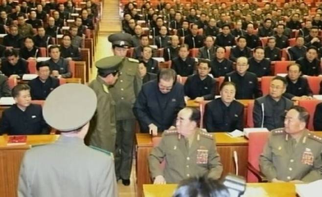 2013년12월 북한 노동당 정치국 확대회의에서 장성택 국방위 부위원장이 끌려나가는 모습/ 조선중앙TV 캡처