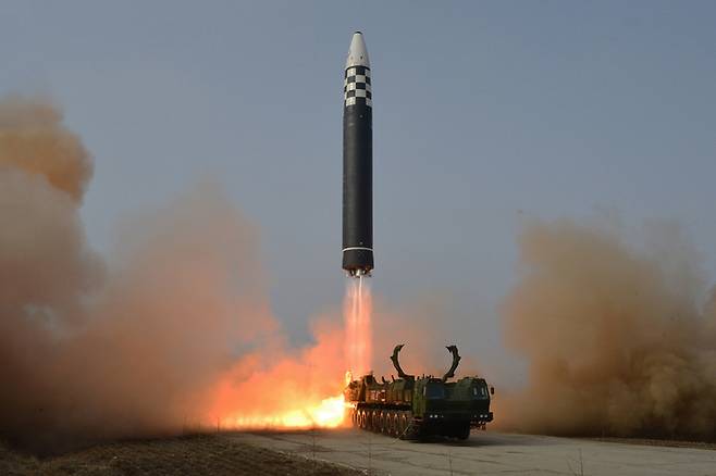북한의 신형 대륙간탄도미사일(ICBM) 화성-17형이 이동식발사차량(TEL)에서 화염을 뿜으며 발사되고 있다. 노동신문·뉴스1