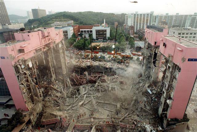 국가위기관리학회 소속 재난안전 전문가들은 역대 최악의 참사로 삼풍백화점 붕괴 사고를, 가장 대응이 미흡했던 참사로 세월호 침몰 사고를 꼽았다. 사진은 1995년 6월 29일 발생한 삼풍백화점 붕괴 사고 현장.서울신문 DB