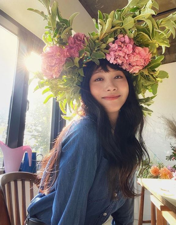 Yoo In-young posted two photos on his 5th day with a comment on his instagram saying, With a good aura of flowers.In the photo, Yoo In-young is wearing a denim shirt and staring at the camera with a large corolla over his head. His distinctive and cool look and charming appearance of a cat catch the eye of the viewer.The netizens who saw this showed various reactions such as My sister is a flower itself, Flowers move, and Aphrodite.On the other hand, Yoo In-young has recently opened a personal YouTube channel, In Young In Young, and is actively communicating with fans through various contents.