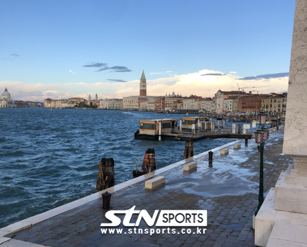 산타루치아 역에서 오른쪽에 강을 끼고 스타디오 피에르 루이지 펜초 쪽으로 걷다보면 계속해서 절경을 마주할 수 있다. 사진|이형주 기자(이탈리아 베네치아)