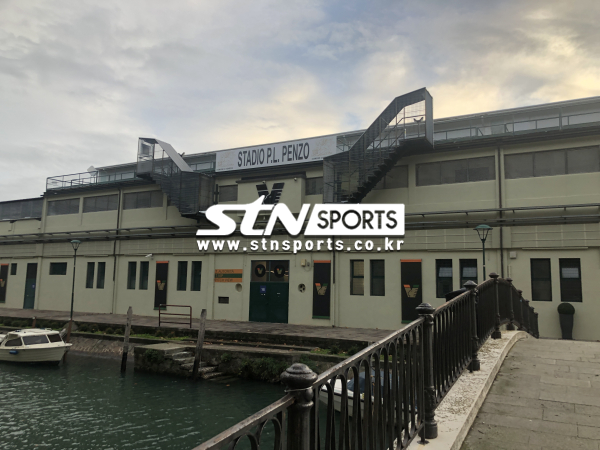 연고지 베네치아처럼, 강을 앞에 두고 있는 베네치아 FC 홈 스타디오 피에르 루이지 펜초. 사진|이형주 기자(이탈리아 베네치아/스타디오 피에르 루이지 펜초)