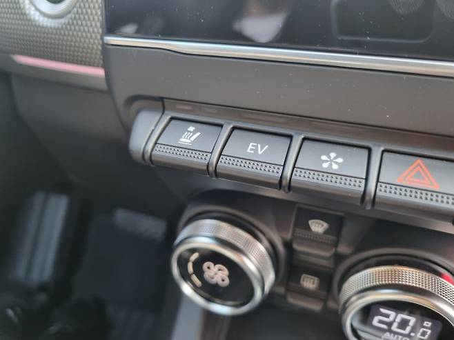 디스플레이 하단에 자리한 EV 버튼. 운전자가 원할때 EV모드로 주행이 가능해진다. ⓒ데일리안 편은지 기자