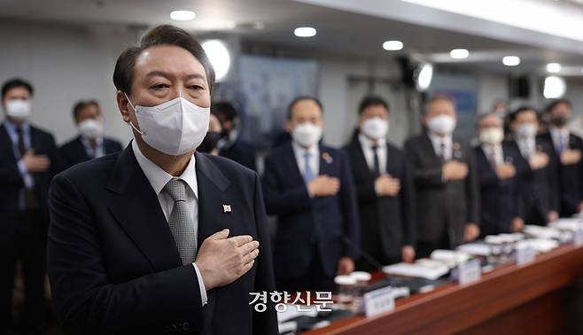 윤석열 대통령이 7일 용산 대통령실 청사에서 재난안전관리체계 점검 및 제도 개선책 논의를 위해 열린 국가안전시스템점검회의에서 국기에 대한 경례를 하고 있다. 대통령실사진기자단