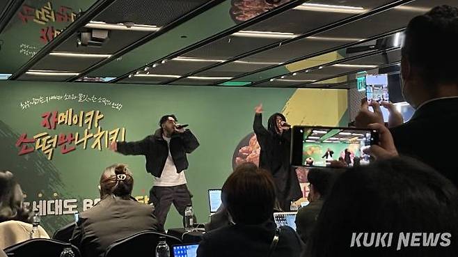 BBQ는 한국 대표 레게 뮤지션 '스컬'(오른쪽)과 '쿤타'(왼쪽)를 통해 '자메이카 레게 만나' 노래를 선보였다. 사진=안세진 기자
