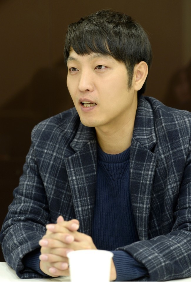 Song Ga-in, Kim Ho-joong delivers consolation in voiceTV Chosun  ⁇  in the puddle (GO) ⁇  unveiled the behind-the-scenes story of the birth process ahead of its first broadcast on November 9.Producer Seung-Hoon Lee recalled his first meeting with Song Ga-in and Kim Ho-joong, saying, YG Entertainment was completed on the day I met them.At first, both of them were embarrassed to say, Can we really talk about it? But gradually we talked and poured out various ideas.Song Ga-in, Kim Ho-joong is a song Ga-in X Kim Ho-joong YG Entertainment and Song Ga-in X Kim Ho-joong.Song Ga-in and Kim Ho-joong seem to have made the program smooth, but Mr. It was not easy to gather two male and female stars of Trot in one place.Seung-Hoon Lee PD said that the three-month-long outreach process was a blockbuster movie class enough to complete a program on its own.However, in the meantime, the two singers have deeply sympathized with the intention of the project to return the love they received from their fans in the form of comfort and sympathy.Thats why Song Ga-in X Kim Ho-joong used it as a stage wherever they were invited: a small rural school, a marina on a boat to a remote island, and even a street in downtown Bangkok.Even in a harsh environment without a changing stage or a waiting room, the two of them burned their passion for not choosing a place, saying that this small stage, reminiscent of those days when they dreamed of singing singers, was more comfortable and familiar.In the meantime, when did we say that we were the stars who stood on the big stage?