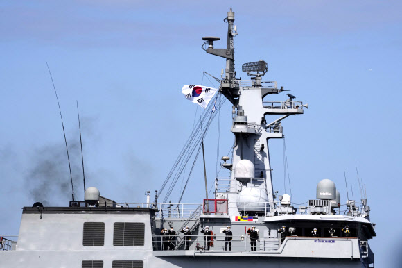 한국 ‘소양함’ 장병들이 일본 해상자위대 창설 70주년을 기념해 6일 가나가와현 사가미만에서 열린 국제관함식에서 주최국 함정을 향해 ‘대함(對艦) 경례’를 하고 있다.도쿄 연합뉴스