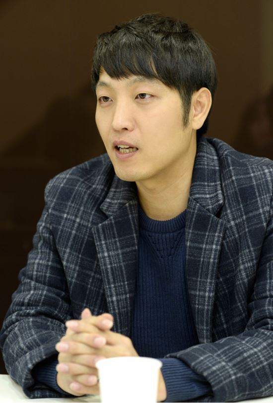  ⁇ in the puddle (GO) ⁇  has raised expectations by revealing the behind-the-scenes story about the birth process ahead of its first broadcast.Seung-Hoon Lee, producer of TV Chosun in the Puddle (GO), recalled his first meeting with Mr. TrotBrother and Sister Song Ga-in, Kim Ho-joong, and said, YG Entertainment was completed on the day I met you.At the beginning of the production teams question, What kind of entertainment program do you dream of? Both of them were embarrassed at first, Can we really talk about it? However, it is a rumor that they gradually poured out various ideas while talking.Song Ga-in, Kim Ho-joongs Puddle (GO) is a program completed with Song Ga-in, Kim Ho-joong YG Entertainment, Song Ga-in and Kim Ho-joong.Song Ga-in and Kim Ho-joong seem to have made the program smooth, but Mr. It was not easy to gather two male and female stars of Trot in one place.Seung-Hoon Lee PD said that the three-month-long outreach process was a blockbuster movie class enough to complete a program on its own.However, in the meantime, the two singers have deeply sympathized with the intention of the project to return the love they received from their fans in the form of comfort and sympathy.So Song Ga-in and Kim Ho-joong used it as their stage wherever they were invited: a small rural school, a marina on a boat to a remote island, and even a street in downtown Bangkok.Even in a harsh environment without a changing stage or a waiting room, the two of them burned their passion for not choosing a place, saying that this small stage, reminiscent of those days when they dreamed of singing singers, was more comfortable and familiar.In the meantime, when did we say that we were the stars who stood on the big stage?In addition, Song Ga-in and Kim Ho-joong came to share their blessings, but they seem to be blessed. Unlike other filming sites,  ⁇  in the puddle (GO)  ⁇  is expected to be filmed every time, I also expressed excitement.Seung-Hoon Lee PD does not have a professional host, and the appearance of two people who are not professional entertainers may sometimes be awkward, and there may be no laughing popping.However, I would like to ask for your support for Song Ga-in and Kim Ho-joong who are trying to be a force for many people in difficult times.Brother and Sister  ⁇  Song Ga-in, Kim Ho-joongs different healing music show  ⁇  in the puddle (GO)  ⁇  will be broadcasted at 10 pm on Wednesday 9th.Photo = TV Chosun