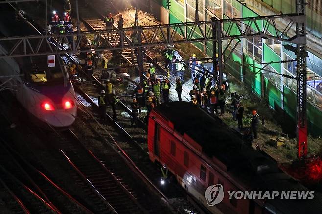 열차 탈선 사고 밤샘 복구 작업 (서울=연합뉴스) 김주성 기자 = 무궁화호 열차 탈선사고가 발생한 서울 영등포역 부근 철로에서 7일 새벽 코레일 직원들이 복구작업을 벌이고 있다.
한국철도공사(코레일)에 따르면 오후 8시 15분 용산발 익산행 열차가 영등포역으로 진입하던 중 선로를 이탈했다. 2022.11.7 utzza@yna.co.kr