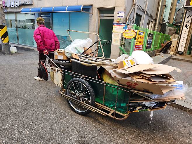 지난 10월 27일 서울 영등포구 영등포역 인근에서 강현달씨가 폐지를 모은 리어카를 끌고 있다. /김태호 기자