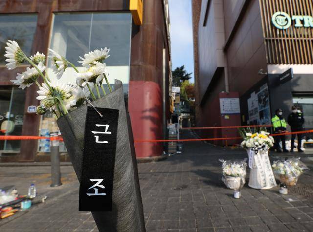 8일 서울 용산구 이태원역 참사 현장 앞에 희생자를 추모하는 꽃과 추모글이 놓여 있다. 뉴스1