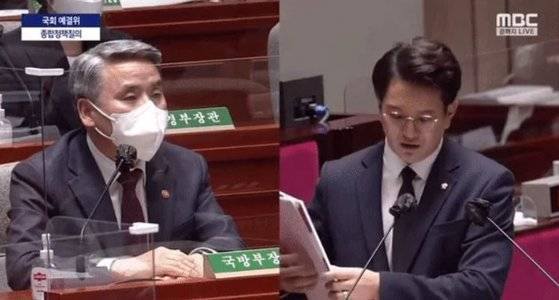 전용기 더불어민주당 의원(오른쪽)이 7일 국회 예결위 전체회의에서 이종섭 국방부 장관을 상대로 '욱일기 경례' 논란에 대해 질의한 후 욱일기가 그려진 패널을 반으로 접고 있다. 사진 MBC 화면 캡처