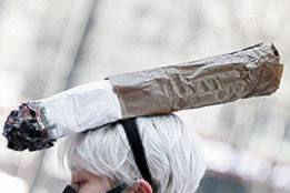 담배꽁초 어택 시민 모임이 지난 2월 18일 오전 서울 강남구 코엑스 서문 앞에서 'KT&G와 정부의 담배꽁초 문제 해결 촉구 기자회견'을 열고 퍼포먼스를 하는 모습. 기사와 직접적인 관련은 없음. 연합뉴스