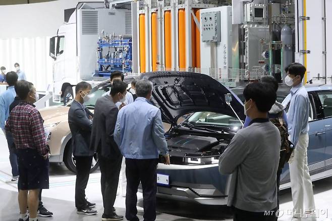 2021년 10월 경기 고양시 킨텍스에서 열린 '2021 그린뉴딜 엑스포'에서 현대자동차 부스를 찾은 관람객들이 수소전기차를 둘러보고 있다. /사진=홍봉진 기자 honggga@