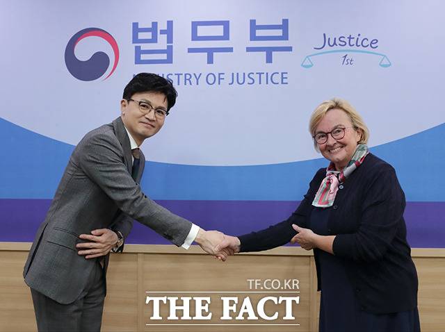 한동훈 법무부 장관(왼쪽)이 9일 오후 경기도 과천시 정부과천청사 집무실을 예방한 아나 쥬뱅-브레 유엔국제상거래법위원회(UNCITRAL) 사무국장과 악수를 나누고 있다. /법무부 제공