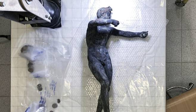 이탈리아 문화부 공보실에서 배포한 사진에 시에나의 산 카시아노 데이 바니에서 발굴된 고대 청동 조각상 24점 중 하나가 나와 있다. EPA 연합