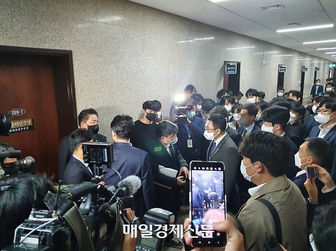 9일 오후 6시께 검찰이 국회본청에 위치한 당대표 비서실에 압수수색을 위해 진입하고 있다. <매경DB>