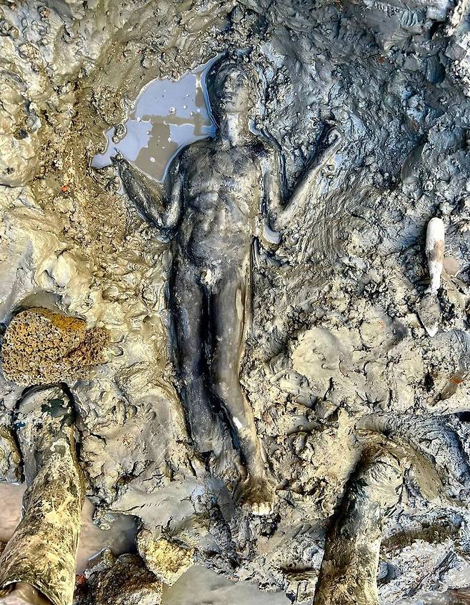 3일(현지시각) 이탈리아 문화부 공보실이 공개한 산 카시아노 데이 바니에서 발굴된 고대 청동 조각상 24점 중 하나. /AP 연합뉴스