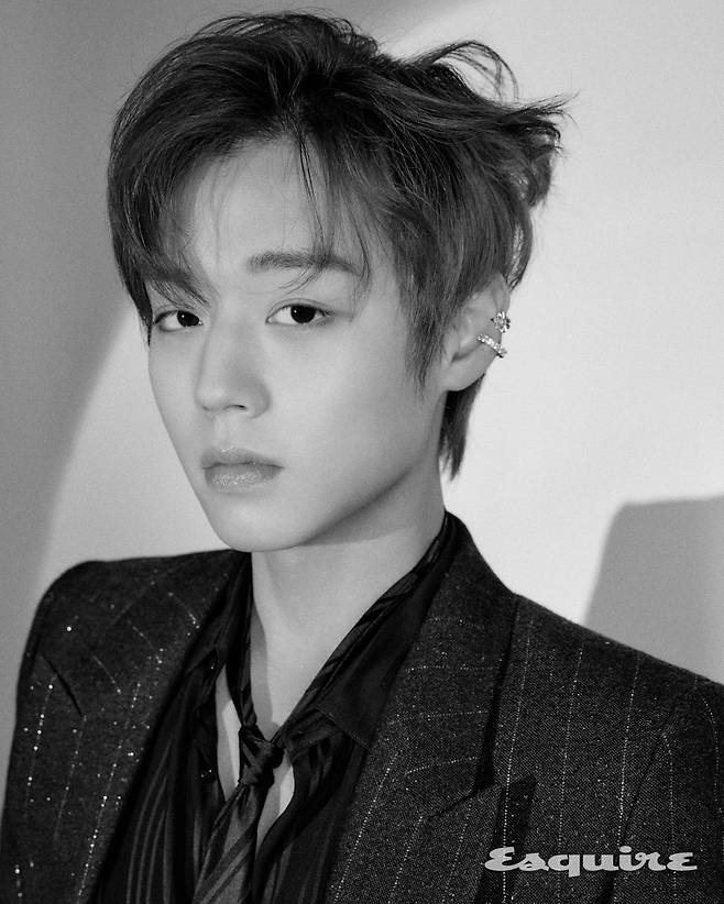Park Jihoon released an atmospheric picture through lifestyle magazine Esquire on the afternoon of the 8th.Park Jihoon in the picture reveals a sculptural profile in the background of a dreamy light reminiscent of a full moon. In the second picture, the black and white color showed a calmer atmosphere.Styled in a neat jacket and loosely matched tie, she added a free-spirited charm.In particular, the pictorial is getting a hotter response, blending with the mood of Moon & Back, the song from the sixth mini-album THE ANSWER released last month.On the other hand, Park Jihoon, who recently released his mini 6th album THE ANSWER and came back in a year, received a favorable response by showing intense transformation with his title song NITRO.In addition, he participated in the 27th Pusan International Film Festival (BIFF) for the first time since his debut last month and expanded his position as an actor.Wave (Wavve) original drama Weak Hero Class 1, starring Park Jihoon, will be held on the 18th.