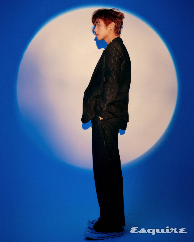 Park Jihoon released an atmospheric picture through lifestyle magazine Esquire on the afternoon of the 8th.Park Jihoon in the picture reveals a sculptural profile in the background of a dreamy light reminiscent of a full moon. In the second picture, the black and white color showed a calmer atmosphere.Styled in a neat jacket and loosely matched tie, she added a free-spirited charm.In particular, the pictorial is getting a hotter response, blending with the mood of Moon & Back, the song from the sixth mini-album THE ANSWER released last month.On the other hand, Park Jihoon, who recently released his mini 6th album THE ANSWER and came back in a year, received a favorable response by showing intense transformation with his title song NITRO.In addition, he participated in the 27th Pusan International Film Festival (BIFF) for the first time since his debut last month and expanded his position as an actor.Wave (Wavve) original drama Weak Hero Class 1, starring Park Jihoon, will be held on the 18th.