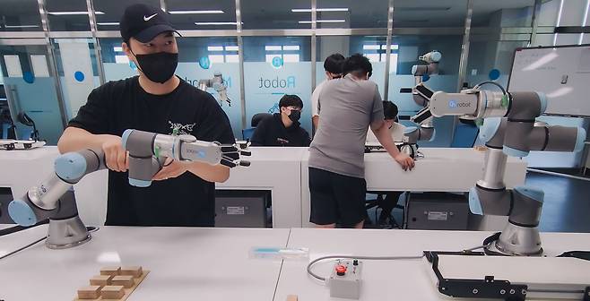 대학교에서 로봇IT과를 전공하던 시절 협동로봇을 만지고 있는 김강현 씨. /김강현 씨 제공
