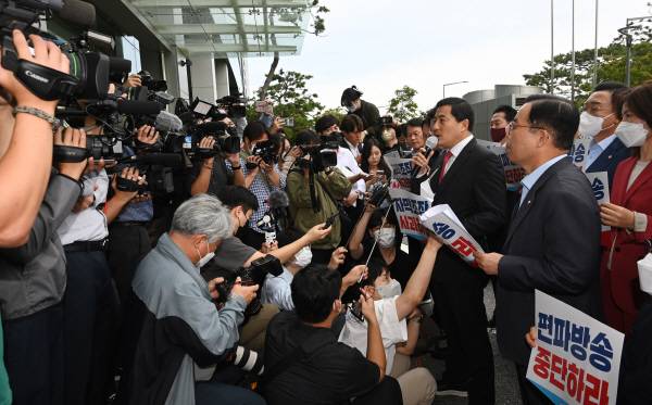 서울 마포구 MBC 본사 앞에서 박대출 MBC 편파·조작방송 진상규명 태스크포스(TF) 위원장과 박성중 국민의힘 과학기술정보방송통신위원회 간사 등 국민의힘 의원들이 윤석열 대통령의 뉴욕 발언 보도에 대해 항의하고 있다. 국제신문DB