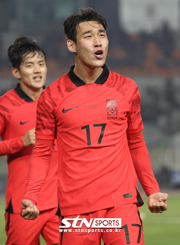 11일 오후 경기 화성종합경기타운에서 열린 하나은행 초청 축구 국가대표 평가전 대한민국과 아이슬란드의 경기 전반전, 한국 송민규가 선제골을 넣고 환호하고 있다. 사진|뉴시스