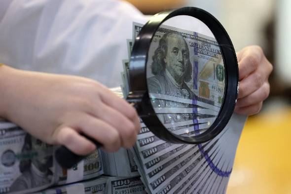 사진은 지난 3일 서울 중구 하나은행 위변조대응센터에서 은행 관계자가 달러화를 정리하고 있다./사진=뉴스1