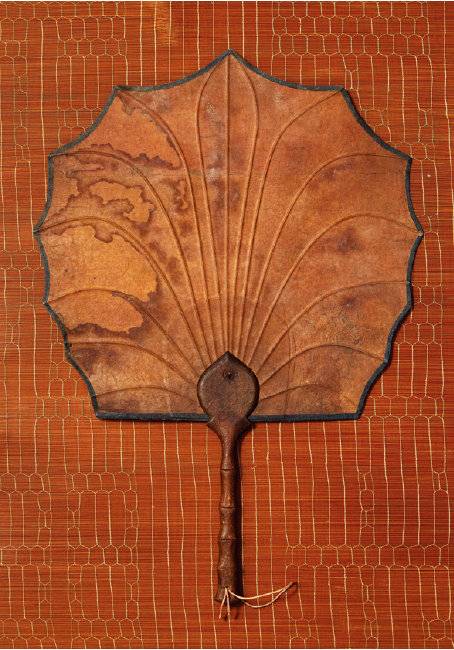 곡두다각선(曲頭多角扇). 조선시대. 부챗살이 적지만 굴곡을 만들어 부챗살을 팽팽하게 만들었다.