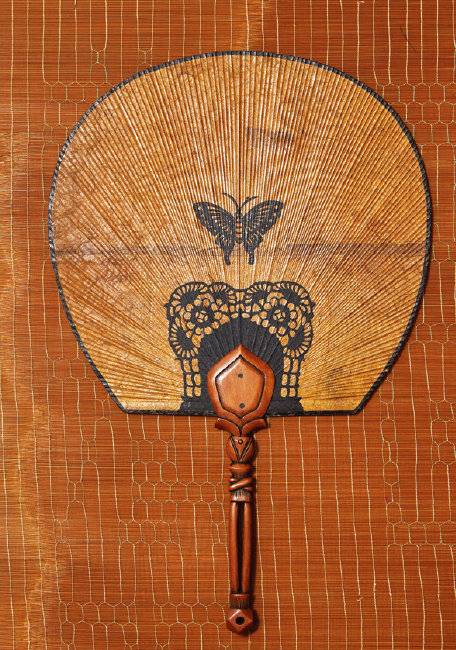 나비문원선. 나비 문양을 전지 기법으로 넣었다.