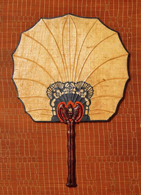 박쥐선. 조선시대 후기. 박쥐 날개 모양을 형상화했다. 손잡이에도 박쥐 모양을 넣었다. 박쥐 모양은 자손의 복을 상징해 부인의 부채에 많이 사용됐다.