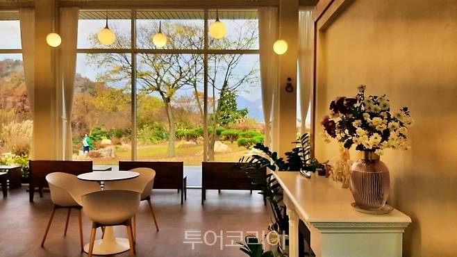 해남 문가든 카페에서 흑석산과 오류제 등 주변 풍광을 즐길 수 있다.