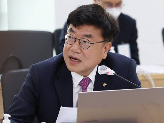 국민의힘 서범수 의원이 14일 오전 경기도 수원시 영통구 경기도청에서 열린 국회 국토교통위원회의 경기도에 대한 국정감사에서 발언하고 있다. 연합뉴스