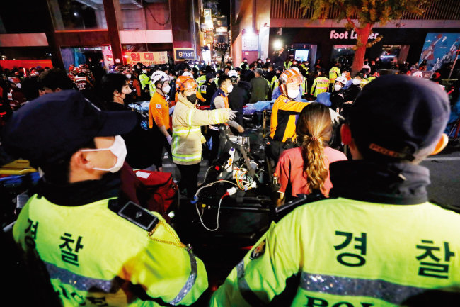 10월 30일 새벽 서울 용산구 이태원 일대에서 경찰과 소방대원들이 대규모 압사 사고가 발생한 지역을 수습하고 있다. [뉴스1]
