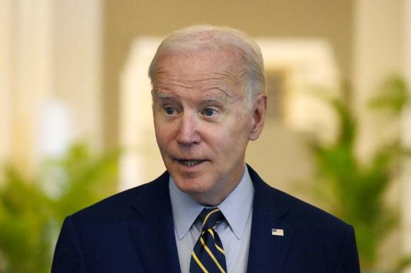 조 바이든 미국 대통령이 캄보디아 프놈펜에서 열린 아세안(ASEAN·동남아시아국가연합) 정상회의에 앞서 기자들과 만나 미국 중간선거 결과 민주당의 상원 다수당 유지에 관해 답변하고 있다. 2022.11.13 AP 연합뉴스