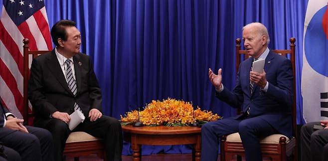 윤석열 대통령이 13일 캄보디아 프놈펜의 한 호텔에서 조 바이든 미국 대통령과 정상회담을 하고 있다. 대통령실 제공