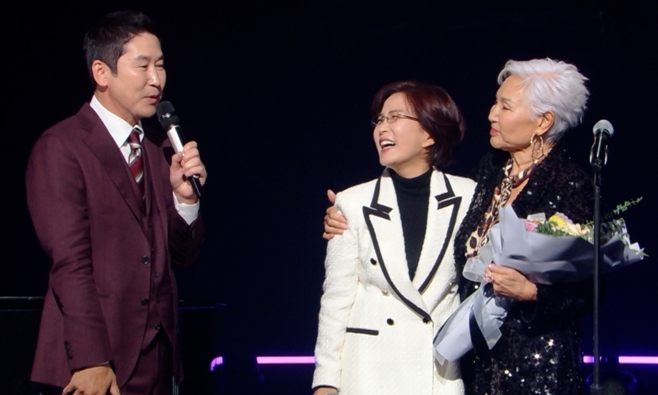 As much as you missed me, I missed you too.On the 7th, the recording site of the KBS2 entertainment program Immortal Songs: Singing the Legend - Pattim episode was unveiled at the KBS Art Hall in Yeouido-dong, Seoul.Singer Pattim met fans again on a special stage for the first time since his retirement, 10 years after JTBCs Pattim Show in 2012.The recording was originally scheduled for 31st of last month, but it was one week later than planned due to national mourning period.Pattim, who was about to return to the United States immediately after the recording, stayed in Korea for one week and waited for a meeting with his fans.Park Ki-young, Ok Joo-hyun, Big Mama Park Min-hye, Stephanie & Wack, Hwang Chi-yeul, Seo Jay, Aucks, Kim Ki-tae, Forestella, Light Sup, DKZ, Lee Byung-chan, Xdinary Heroes, First Love and other 14 junior singers were willing to tune the schedule to prepare for the grand prize.On the day of the hard-won recording, hundreds of audience members who won the 18-to-1 competition rate waited in line in front of the KBS Art Hall from early morning.Audiences came from all over the country, including the metropolitan area, Gangwon-do, Busan, and Ulleungdo, as well as overseas such as Canada.A variety of age groups gathered to attract young people who came to the scene to cheer on middle-aged and younger singers who remember Pattim.Due to COVID-19, the number of seats was reduced to secure the distance between the stage and the audience, and some Audiences had to sit on the entrance stairs and listen to the audience, but the studio was full of heat in anticipation of the stage.MC Shin Dong-yup, who appeared on stage before the recording, said, In the history of Immortal Songs: Singing the Legend, if you are going to record three episodes of three weeks of broadcasting at once, He said, It is possible that there are many hit songs and precious people, and thanked the Audiences who found the scene for a long time recording.On the day, Audiences participated in a total of 6 hours, Audience 3 participated in a total of 3 hours, and relay recording was conducted for about 9 hours until late at night.Pattim, who appeared with the introduction of Shin Dong-yup, announced the appearance by calling the person who left autumn.He cheered Audience with a small hand gesture toward the audience, and he enjoyed the moment of Return, gazing at the crowded audience before starting the song.The overwhelming volume and charisma that resonated inside the hall signaled that his skills were in good shape. A voice that immediately poured out energy while creating a lyrical atmosphere captivated the audience.After completing the song, Pattim, who gathered his hands together as if praying and answered the cheers, chose a trembling breath and gave his first greeting, Thank you, everyone.I wanted to see you, Pattim said. It was true that I missed the stage and wanted to sing.Immortal Songs: Singing the Legend in 10 years, I am as excited and nervous as I was when I debuted 60 years ago.Pattim said, Im going to have tears, and Shin Dong-yup took a bouquet of flowers and greeted Pattim.He had a relationship with him, including Immortal Songs: Singing the Legend, where Pattim had appeared in the past, and his retirement stage Pattim Show.Pattim said, Shin Dong-yup and I are a great relationship.Shin Dong-yup, who is thrilled with his appearance, showed off his sense of humor by taking a ball kiss and showed off his unbelievable wit at the age of 84.Since then, Pattim has performed four songs on the day, singing September Song in the second part recording, farewell in the third part recording, and Hymn of Seoul.In particular, Seouls Hymn was a meaningful time for all the younger singers to sing together, and Singer Lee Sun Hee appeared on stage during the recording and presented a bouquet to Pattim.Immortal Songs: Singing the Legend will be broadcast every Saturday night from November 26 to December 10 at 6:10 pm for three weeks.