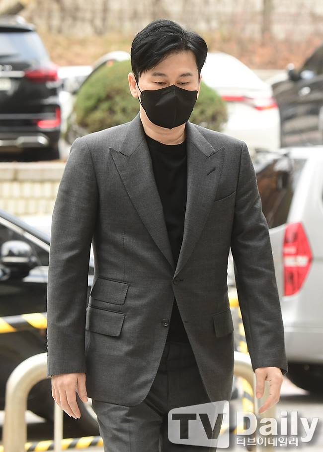 Prosecution has demanded three years for Imprisonment from Yang Hyun-suk, former head of YG Entertainment, who was put on trial for trying to cover up Susas alleged drug use by former group icon (iKON) member Mamdouh Elssbiay (B.I., real name Kim Han-bin).On the morning of the 14th, the 23rd Division of Criminal Settlement of the Seoul Central District Court (Deputy Judge Cho Byung-koo) decided to prosecute Yang Hyun-suk, former YG Entertainment (YG), who was indicted for violating the Act on the Punishment of Severe Crime (Blackmail  ⁇  Cinémix Par Chloé) .On the day of the trial, Prosecutions old form, The Attorneys final opinion, and Yang Hyun-suks final statement were made.Former representative Yang Hyun-suk appeared wearing a black mask and headed to court.Prosecution filed a three-year Imprisonment for Yang Hyun-suk, and two years for Imprisonment for YG official B, who was handed over to the court for alleged support.Prosecution said of Yang Hyun-suk, It is clear that he made a notice of harm that caused fear when he asked the singer Idol Producer and public interest complainant A to say, It is not a thing to kill you.The criminal behavior and the nature of the crime are very bad. The attitude after the crime is also bad, he said. From Susa to the trial process, I do not acknowledge the crime at all and there is no sign of reflection.In addition, Prosecution said, Innocent Defendant succeeded in defeating Mamdouh Elssbiays drug charge Susa in the early stages through the crime, he said. Since then, the icon has gained tremendous economic benefits both at home and abroad.And most of the profits went to YGs general producer and major shareholder, Innocent Defendant The Attorney said that the prosecutions charges were deceived or severely distorted after the death, focusing on the fact that Yang Hyun-suk would have been Blackmail  ⁇  Cinémix Par Chloé, and asked to show strict evidentiary courtship.The Attorney reiterated that Innocent Defendant Yang Hyun-suk met Mr. A, but he did not do Blackmail  ⁇  Cinémix Par Chloé.He also said, Mr. A is overturning the situation he met Yang Hyun-suk, and it is hard to believe because it is inconsistent.Yang Hyun-suk, in his final statement, said, I have been faithful to the trial for the past three years, adding, The contents of the public interest report are not true.I have trained a lot of junior singers for 27 years after retirement, he said. I started with One Time and Jeunyung in 1997, and I have cultivated a lot of singers such as Big Bang, Two Aniwon,There are some singers who are not currently members of YG, but I have never heard of being disadvantaged by YG.I am not an entertainer, and I told a friend who was caught in a drug incident that saying, It is not a thing to kill you, is a common sense statement, and I can not think of my tendency. It was a long time when everything stopped for three years when I was being investigated and tried by the police and Prosecution. I have been deeply reflecting on myself. It happened because I could not become a bigger adult. I am sorry to my fans.K-pop is gaining popularity around the world and enhancing Koreas status. Please make a wise decision so that I can add my small and insignificant strength to them. On the other hand, Mr. Yang said that the singer Idol Producer and public prosecutor A, who accused YGs singer Mamdouh Elssbiay of buying drugs at the time, was handed over to the court for allegedly attempting to change the statement at the police and Blackmail  ⁇  Cinémix Par Chloé.Yang is not true to the Blackmail  ⁇  Cinémix Par Chloé charges, which are consistently listed in the indictment.Mr. A said, Turn over the statement.I will give you an example.  It is not a job to kill you in the entertainment industry. While Blackmail  ⁇  Cinémix Par Chloé claims that it is impossible .Rather, it is a position to comfort and worry.Meanwhile, Mamdouh Elssbiay was indicted in 2016 on charges of purchasing drugs such as LSD and cannabis through A and inhaling some of them several times. In September of last year, he was sentenced to four years probation for three years of imprisonment.The prosecutor, Mamdouh Elssbiay, did not appeal and the verdict was confirmed. Mamdouh Elssbiay withdrew from the icon in a series of events, and left YG.The court set a date for The Judgment for December 22 at 11 a.m.