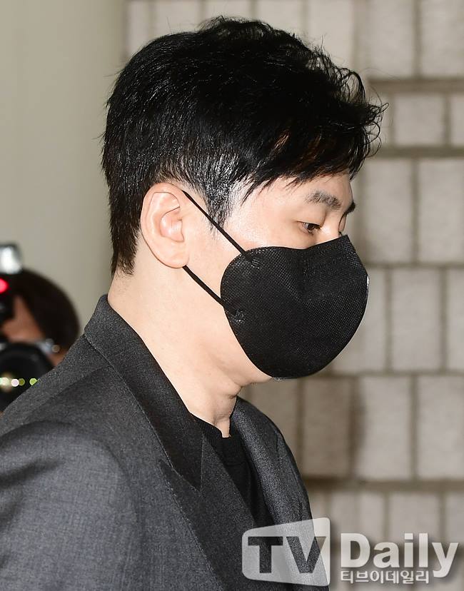 Prosecution has demanded three years for Imprisonment from Yang Hyun-suk, former head of YG Entertainment, who was put on trial for trying to cover up Susas alleged drug use by former group icon (iKON) member Mamdouh Elssbiay (B.I., real name Kim Han-bin).On the morning of the 14th, the 23rd Division of Criminal Settlement of the Seoul Central District Court (Deputy Judge Cho Byung-koo) decided to prosecute Yang Hyun-suk, former YG Entertainment (YG), who was indicted for violating the Act on the Punishment of Severe Crime (Blackmail  ⁇  Cinémix Par Chloé) .On the day of the trial, Prosecutions old form, The Attorneys final opinion, and Yang Hyun-suks final statement were made.Former representative Yang Hyun-suk appeared wearing a black mask and headed to court.Prosecution filed a three-year Imprisonment for Yang Hyun-suk, and two years for Imprisonment for YG official B, who was handed over to the court for alleged support.Prosecution said of Yang Hyun-suk, It is clear that he made a notice of harm that caused fear when he asked the singer Idol Producer and public interest complainant A to say, It is not a thing to kill you.The criminal behavior and the nature of the crime are very bad. The attitude after the crime is also bad, he said. From Susa to the trial process, I do not acknowledge the crime at all and there is no sign of reflection.In addition, Prosecution said, Innocent Defendant succeeded in defeating Mamdouh Elssbiays drug charge Susa in the early stages through the crime, he said. Since then, the icon has gained tremendous economic benefits both at home and abroad.And most of the profits went to YGs general producer and major shareholder, Innocent Defendant The Attorney said that the prosecutions charges were deceived or severely distorted after the death, focusing on the fact that Yang Hyun-suk would have been Blackmail  ⁇  Cinémix Par Chloé, and asked to show strict evidentiary courtship.The Attorney reiterated that Innocent Defendant Yang Hyun-suk met Mr. A, but he did not do Blackmail  ⁇  Cinémix Par Chloé.He also said, Mr. A is overturning the situation he met Yang Hyun-suk, and it is hard to believe because it is inconsistent.Yang Hyun-suk, in his final statement, said, I have been faithful to the trial for the past three years, adding, The contents of the public interest report are not true.I have trained a lot of junior singers for 27 years after retirement, he said. I started with One Time and Jeunyung in 1997, and I have cultivated a lot of singers such as Big Bang, Two Aniwon,There are some singers who are not currently members of YG, but I have never heard of being disadvantaged by YG.I am not an entertainer, and I told a friend who was caught in a drug incident that saying, It is not a thing to kill you, is a common sense statement, and I can not think of my tendency. It was a long time when everything stopped for three years when I was being investigated and tried by the police and Prosecution. I have been deeply reflecting on myself. It happened because I could not become a bigger adult. I am sorry to my fans.K-pop is gaining popularity around the world and enhancing Koreas status. Please make a wise decision so that I can add my small and insignificant strength to them. On the other hand, Mr. Yang said that the singer Idol Producer and public prosecutor A, who accused YGs singer Mamdouh Elssbiay of buying drugs at the time, was handed over to the court for allegedly attempting to change the statement at the police and Blackmail  ⁇  Cinémix Par Chloé.Yang is not true to the Blackmail  ⁇  Cinémix Par Chloé charges, which are consistently listed in the indictment.Mr. A said, Turn over the statement.I will give you an example.  It is not a job to kill you in the entertainment industry. While Blackmail  ⁇  Cinémix Par Chloé claims that it is impossible .Rather, it is a position to comfort and worry.Meanwhile, Mamdouh Elssbiay was indicted in 2016 on charges of purchasing drugs such as LSD and cannabis through A and inhaling some of them several times. In September of last year, he was sentenced to four years probation for three years of imprisonment.The prosecutor, Mamdouh Elssbiay, did not appeal and the verdict was confirmed. Mamdouh Elssbiay withdrew from the icon in a series of events, and left YG.The court set a date for The Judgment for December 22 at 11 a.m.